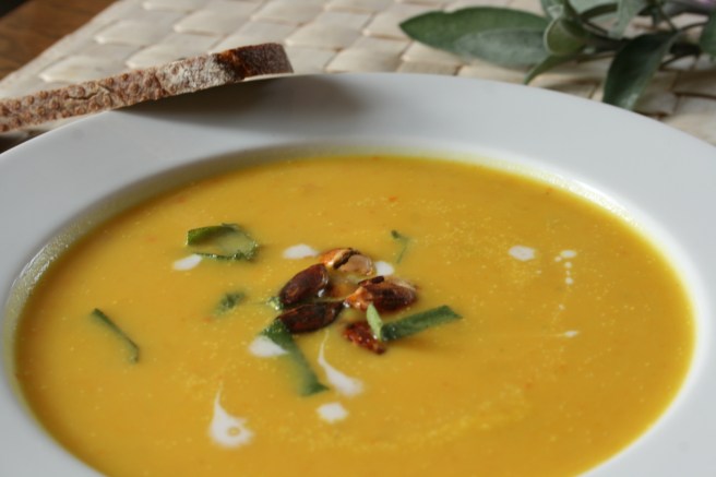 Exotische Kürbis-Apfel Cremesuppe