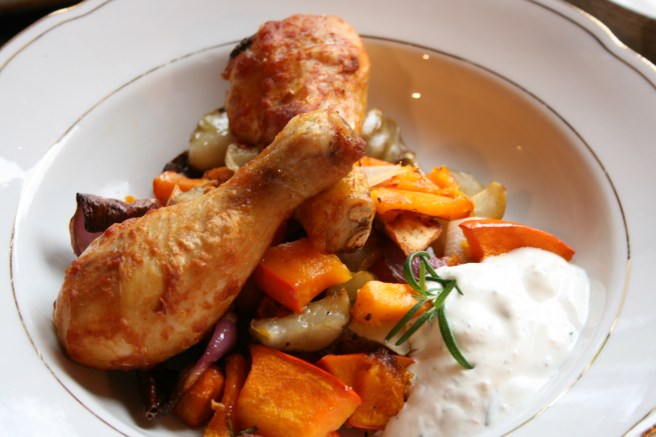 Hähnchenkeulen auf Topinambur-Ofengemüse