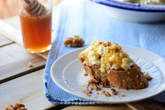 Ricotta Crostini mit Walnüssen und Honig